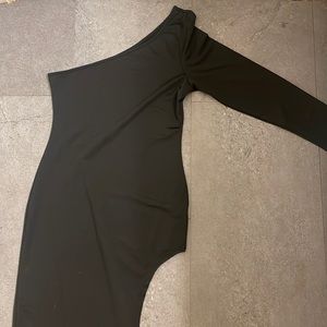 !!NOT WORN!! This is a size small (0) it can fit a 00. maybe even a medium.